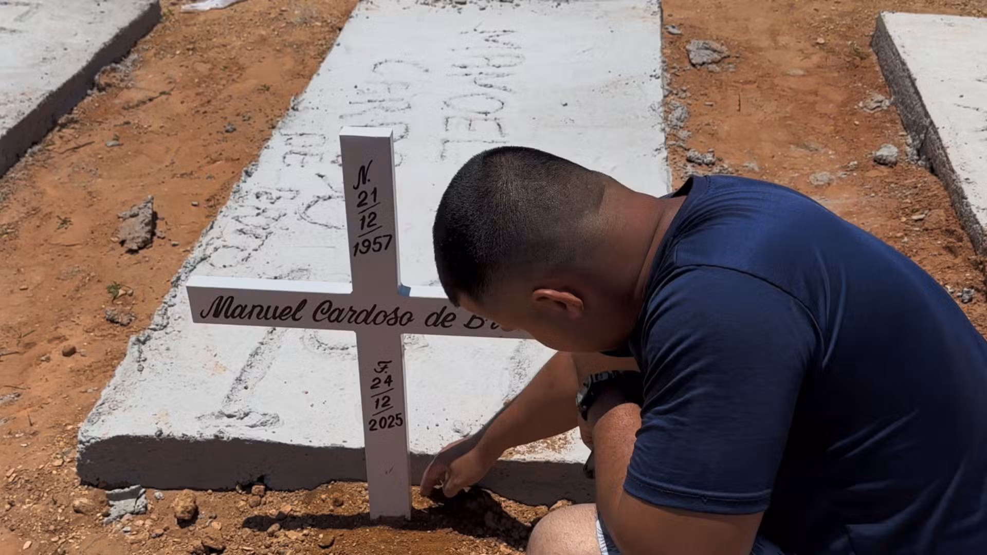 Filho de idoso que ficou com pinça no corpo após cirurgia é serralheiro e construiu a cruz do túmulo do pai: ‘Chorei’ 