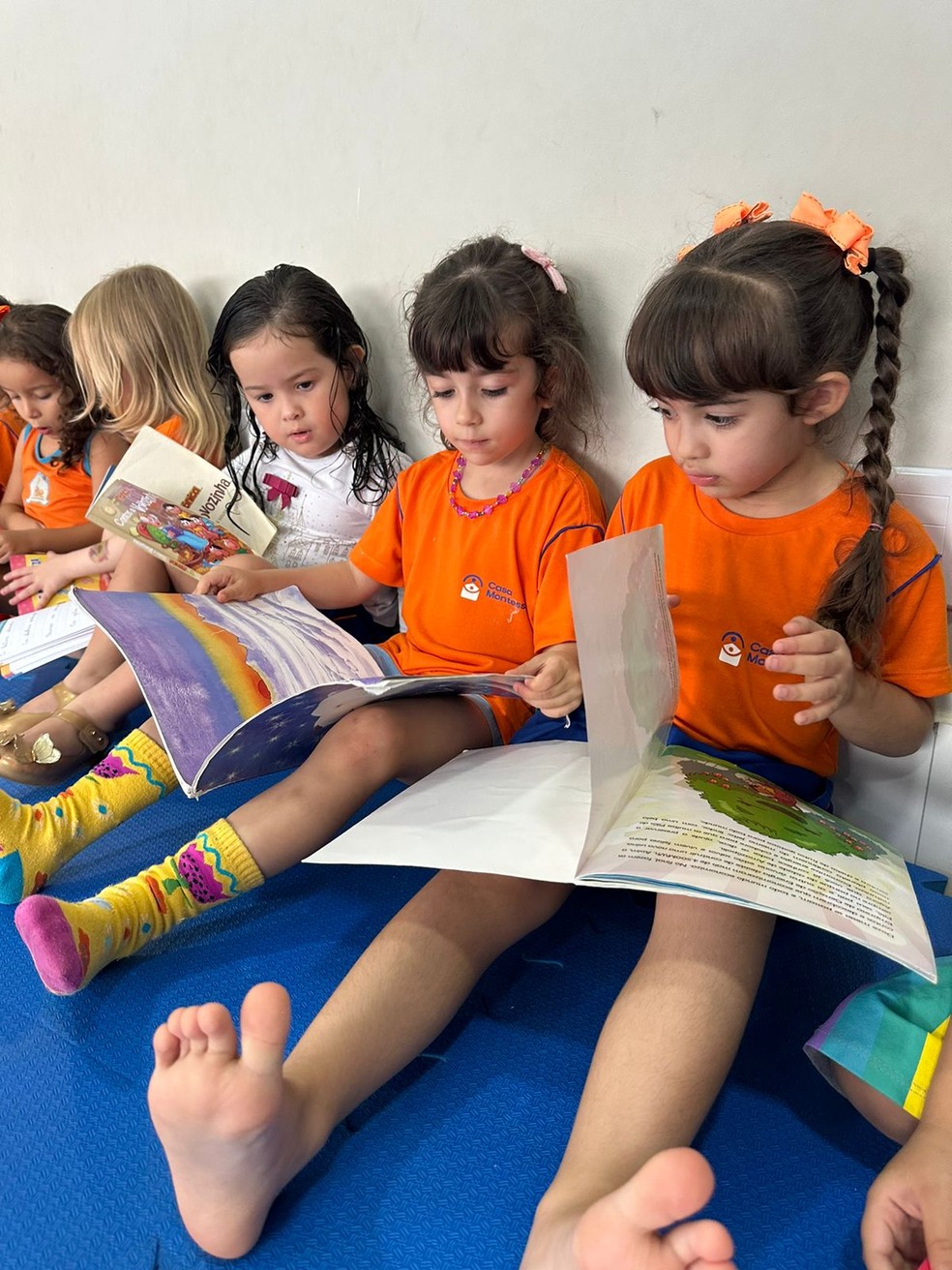 Crianças em contato com livros infantis na sala de aula — Foto: Casa Montessori/Divulgação