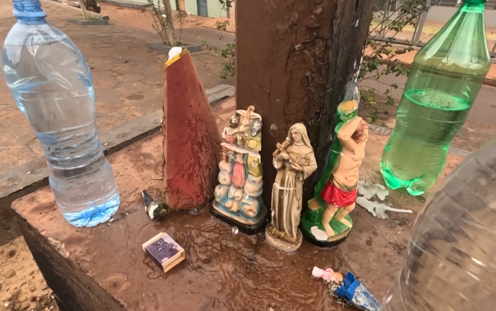 Aposentada recorre a fé para pedir por chuva em Barretos, SP