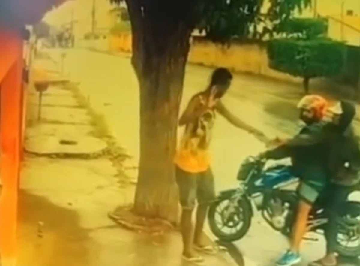Dupla armada assalta homem em menos de 20 segundos em Campos; VÍDEO