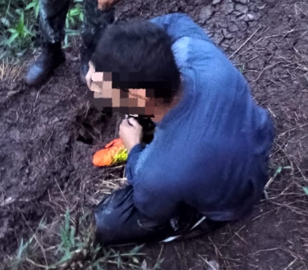 Dupla é flagrado pescando com tarrafas, tenta fugir pulando na água e recebe multa de R$ 4 mil, em Rancharia (SP) — Foto: Polícia Ambiental