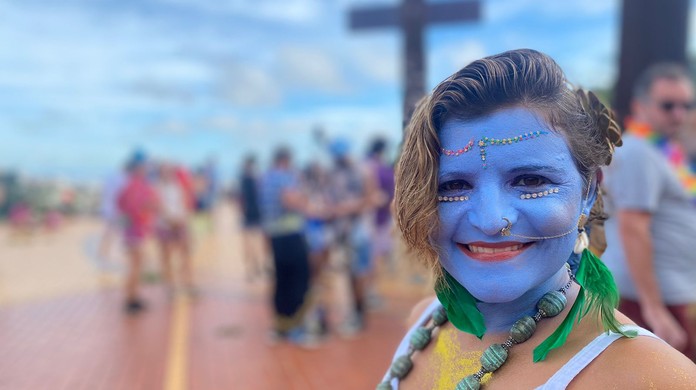 Bloco Pena de Pavão de Krishna faz desfile espiritual em comunidade mineira