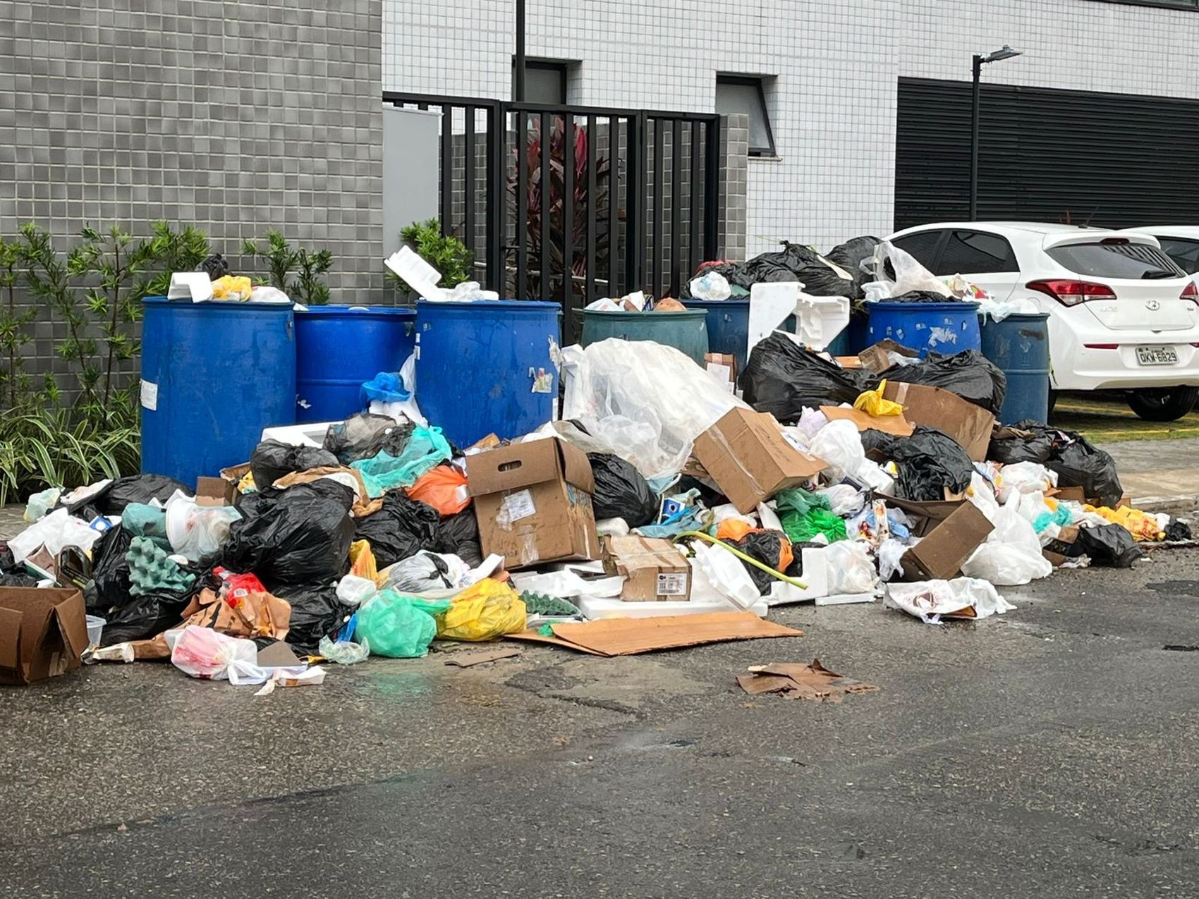 Lixo acumulado provoca reclamação de moradores da Zona Sul de Aracaju