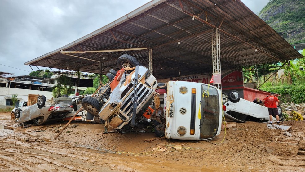 Carros revirados após as chuvas fortes em Mimoso do Sul, ES — Foto: Fernando Madeira