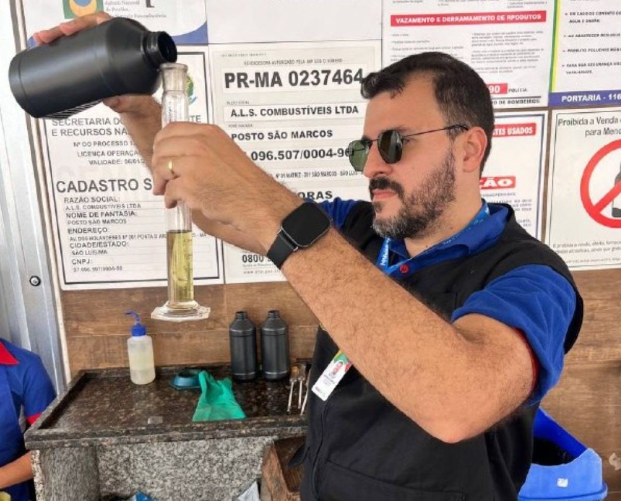 Procon interdita bombas de gasolina de posto na Av. dos Holandeses por irregularidades no combustível