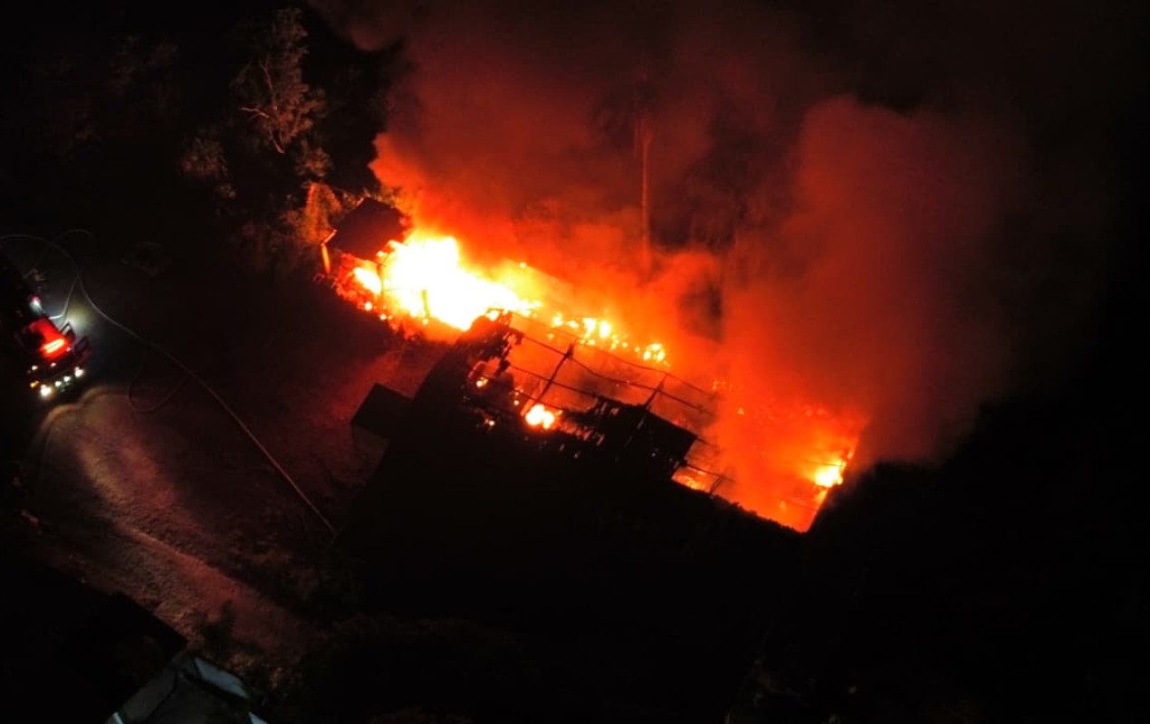 Incêndio atinge galpão e mobiliza bombeiros em Piedade