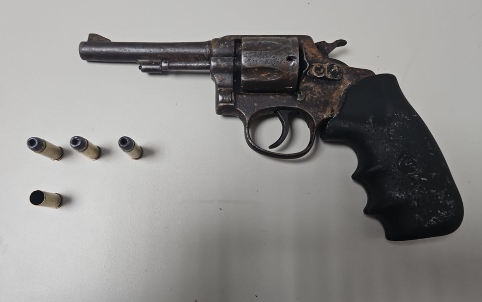 Arma utilizada no crime foi localizada durante ação conjunta da PM. — Foto: Polícia Militar