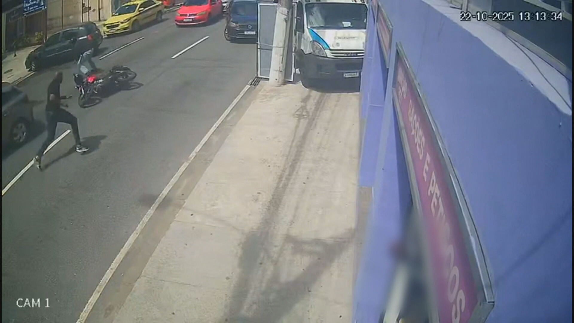 VÍDEO: Tentativa de assalto no Méier tem correria, tiros e van desgovernada
