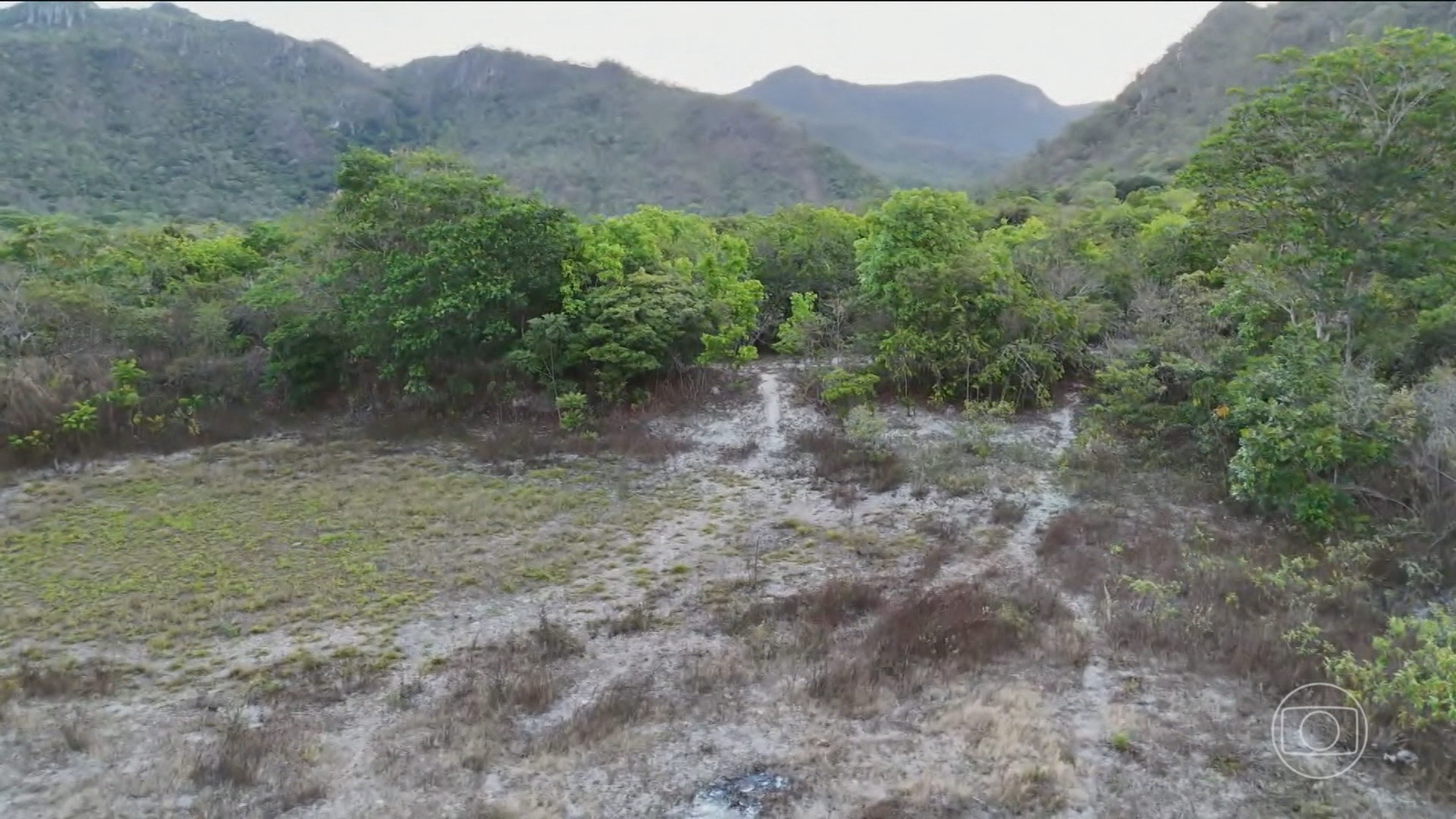 Brigadistas combatem focos de incêndio na Chapada dos Veadeiros, em Goiás