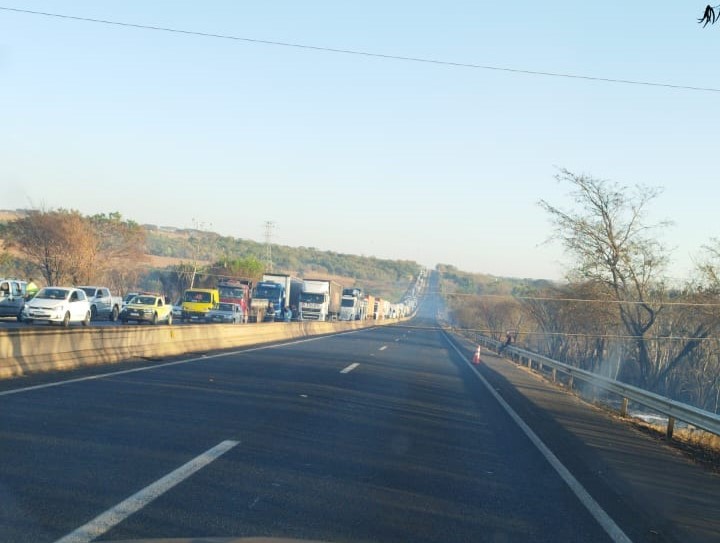 BR-050: trânsito entre Uberaba e Uberlândia é interditado para retirada de fios que caíram de poste após incêndio