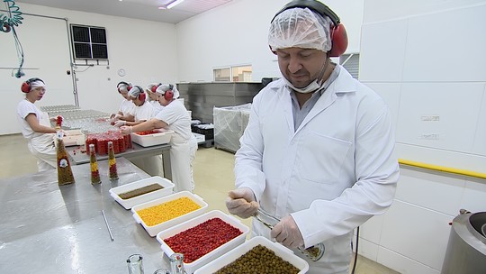 Pedidos suspensos e busca por novos clientes: tarifaço de Trump preocupa pequenos exportadores - Da moda praia aos molhos de pimenta, empreendedores relatam pedidos suspensos, contratações congeladas e preocupação com o futuro diante das tarifas de 50% impostas pelos EUA aos produtos brasileiros.