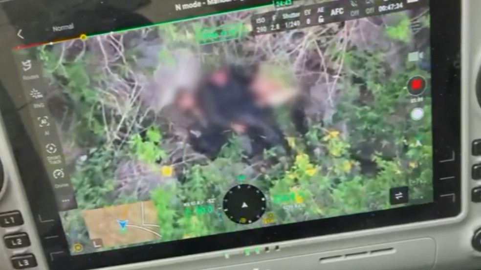 Drone grava bomba disparada contra criminosos. Câmeras corporais e drones mostram detalhes de megaoperação no RJ — Foto: Reprodução TV Globo