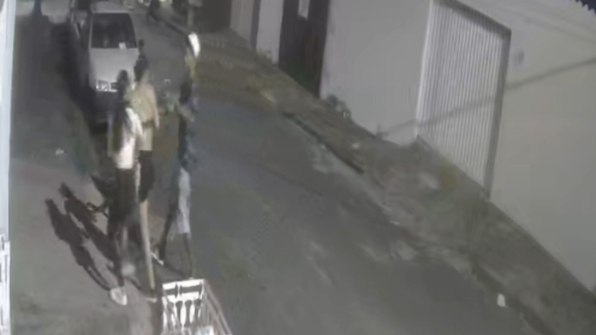 VÍDEO: Irmãs são rendidas por homem armado ao voltarem da academia em Uberlândia