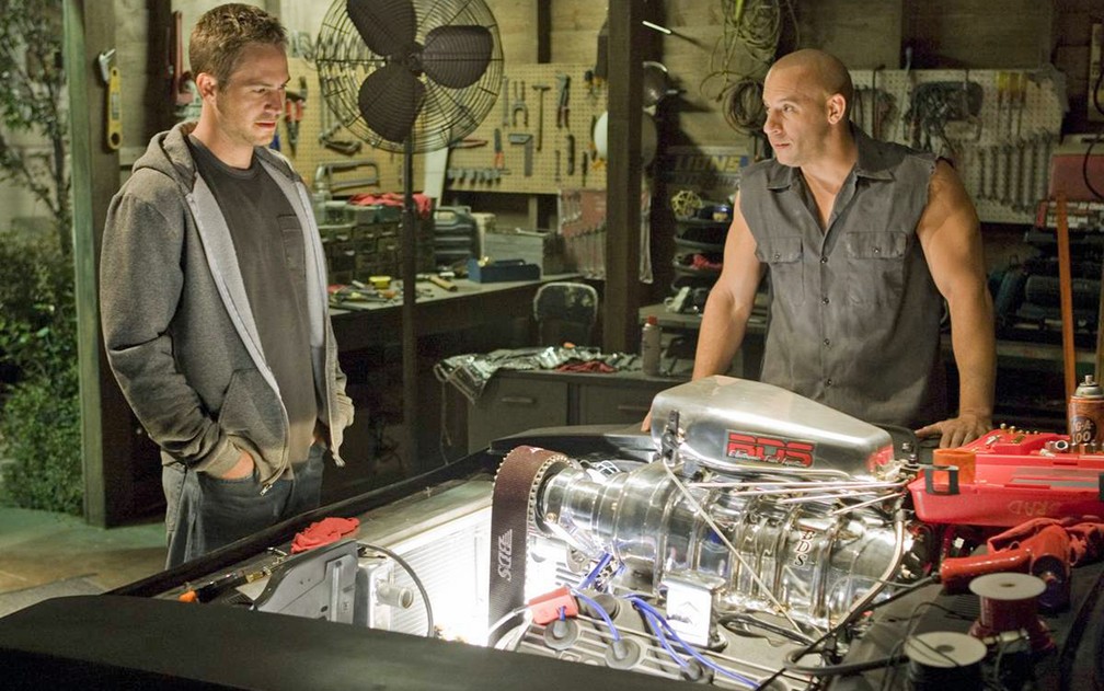 Paul Walker e Vin Diesel em 'Velozes e furiosos 4' — Foto: Divulgação