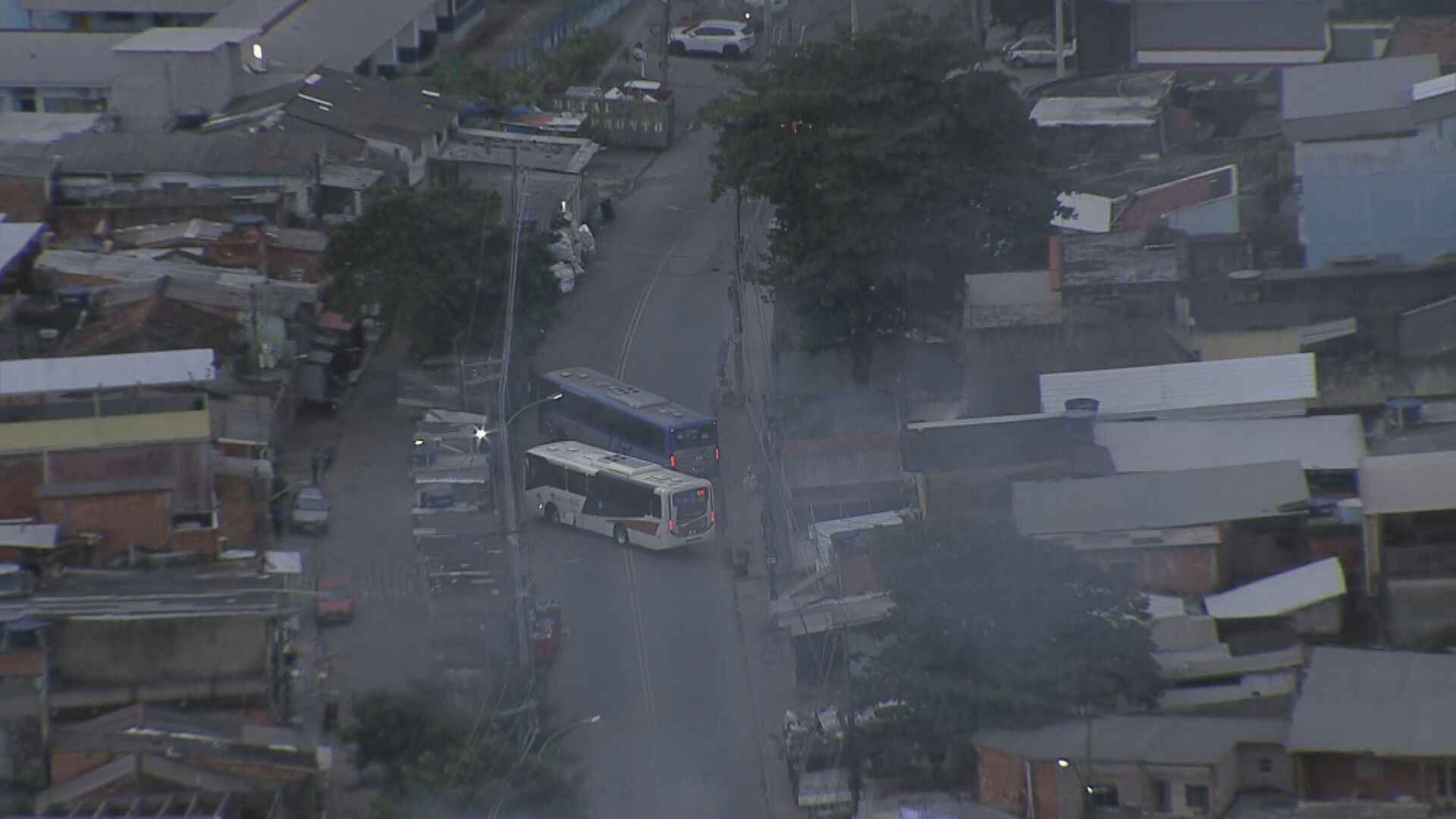 Criminosos tomam ônibus como barricadas em Costa Barros