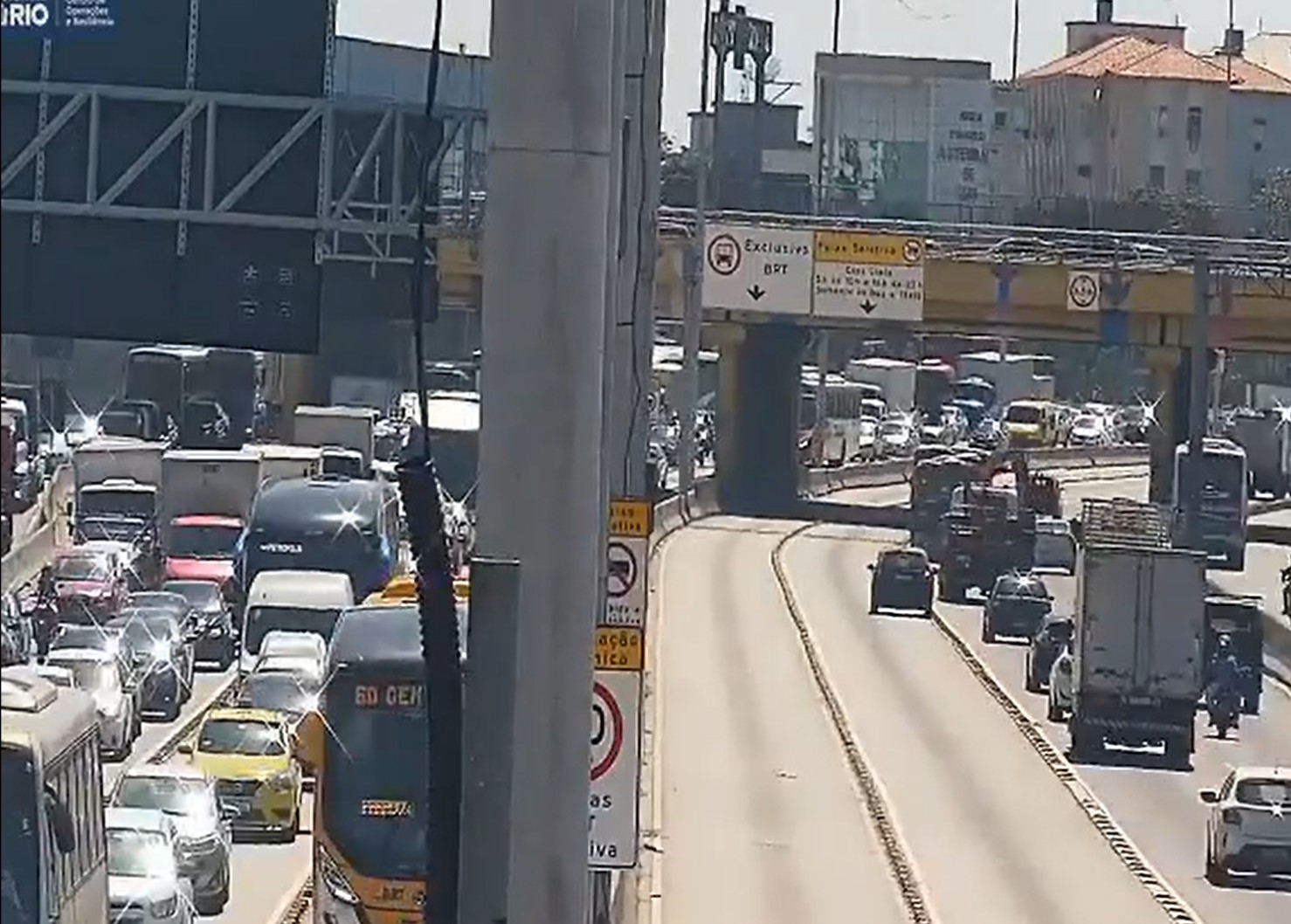 Obra na Ponte Rio-Niterói deixa trânsito lento na Avenida Brasil e Linha Vermelha