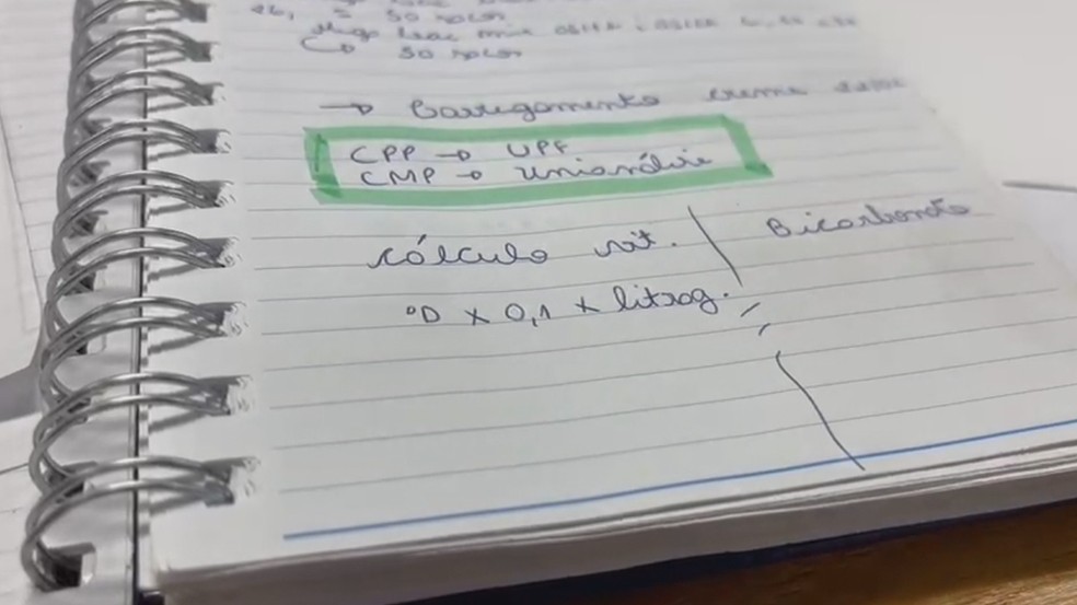 Caderno com fórmulas apreendido pelo MP durante operação Leite Compensado no RS — Foto: Vítor Rosa/RBS TV