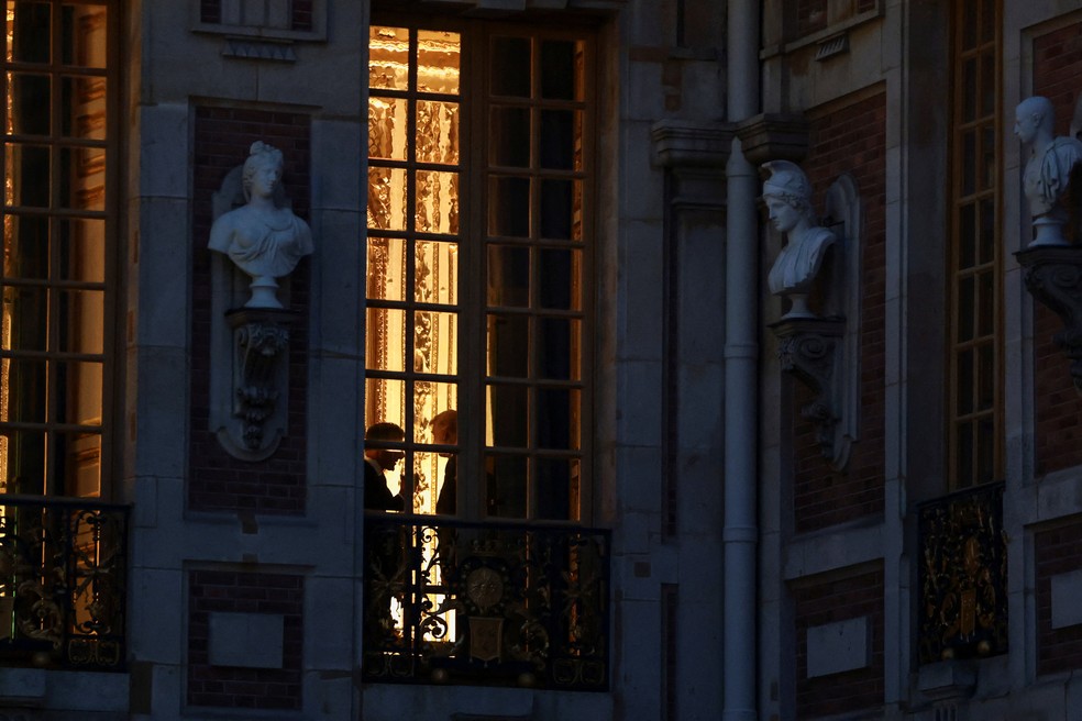 Emmanuel Macron e Donald Trump durante tour pelo Palácio de Versalhes, em 17 de junho de 2026 — Foto: Evelyn Hockstein/Reuters