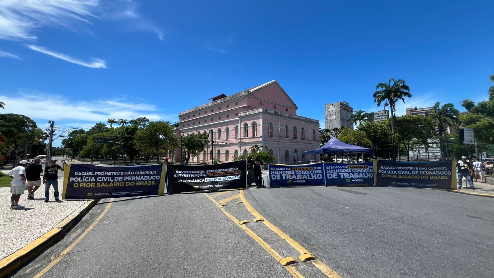 Paralisação de policiais civis interdita Ponte Princesa Isabel, no centro do Recife