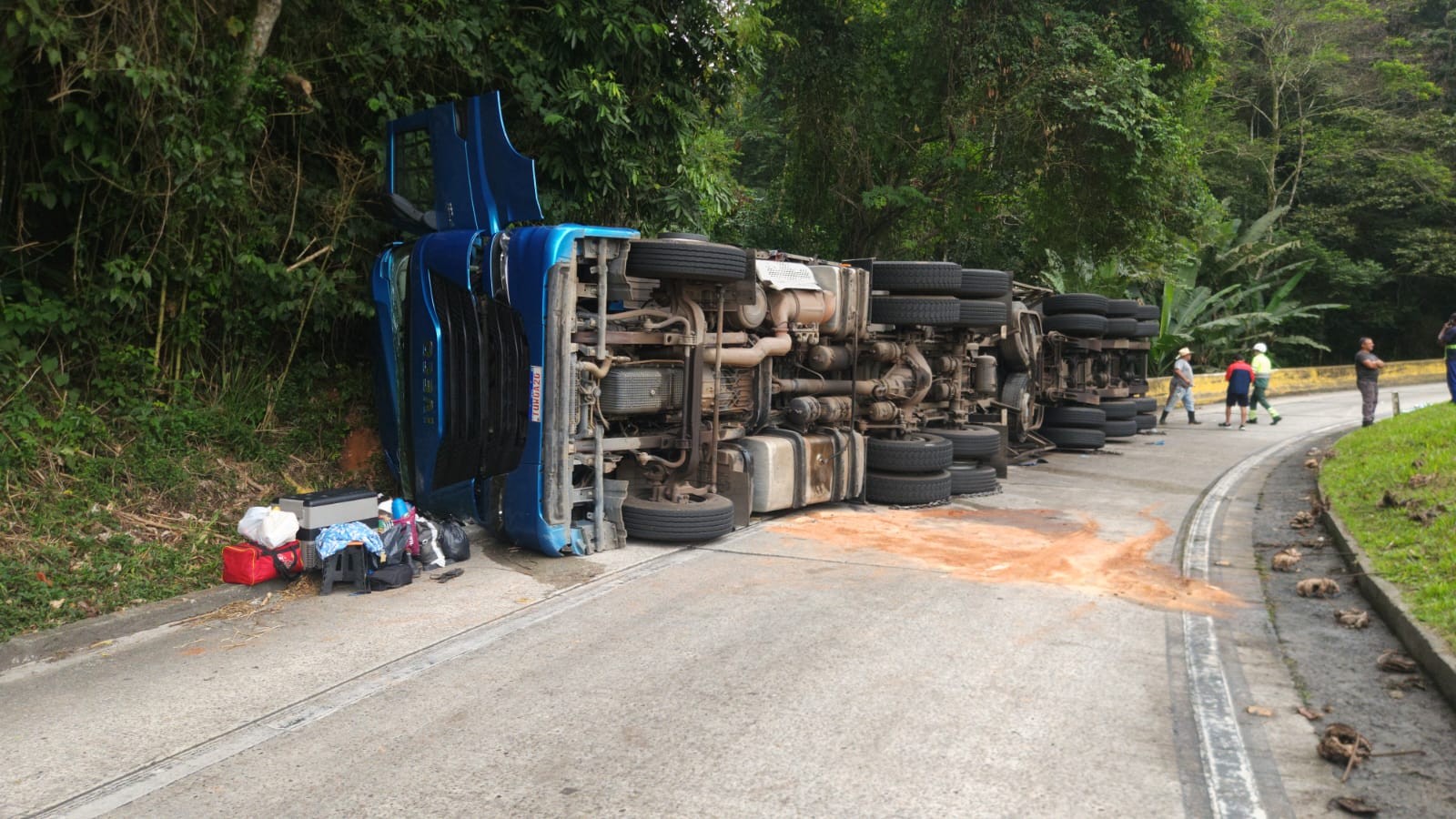 Carreta carregada com bebidas tomba na BR-116 e deixa trânsito em sistema de pare e siga em Guapimirim
