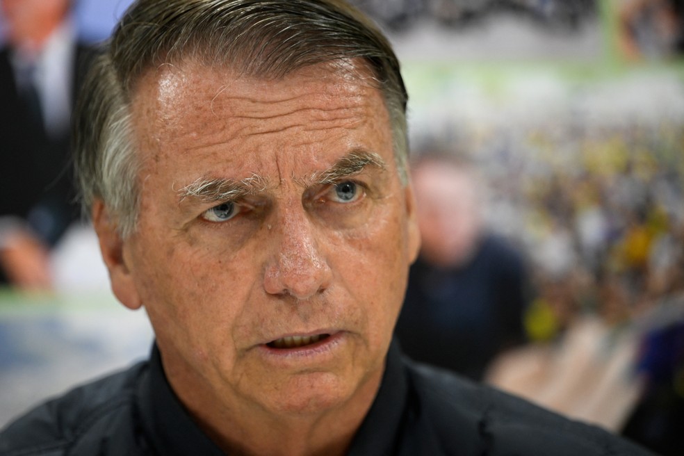 Ex-presidente Jair Bolsonaro dá entrevista à agência Reuters após ser alvo de medidas restritivas em 18 de julho de 2025. — Foto: REUTERS/Mateus Bonomi