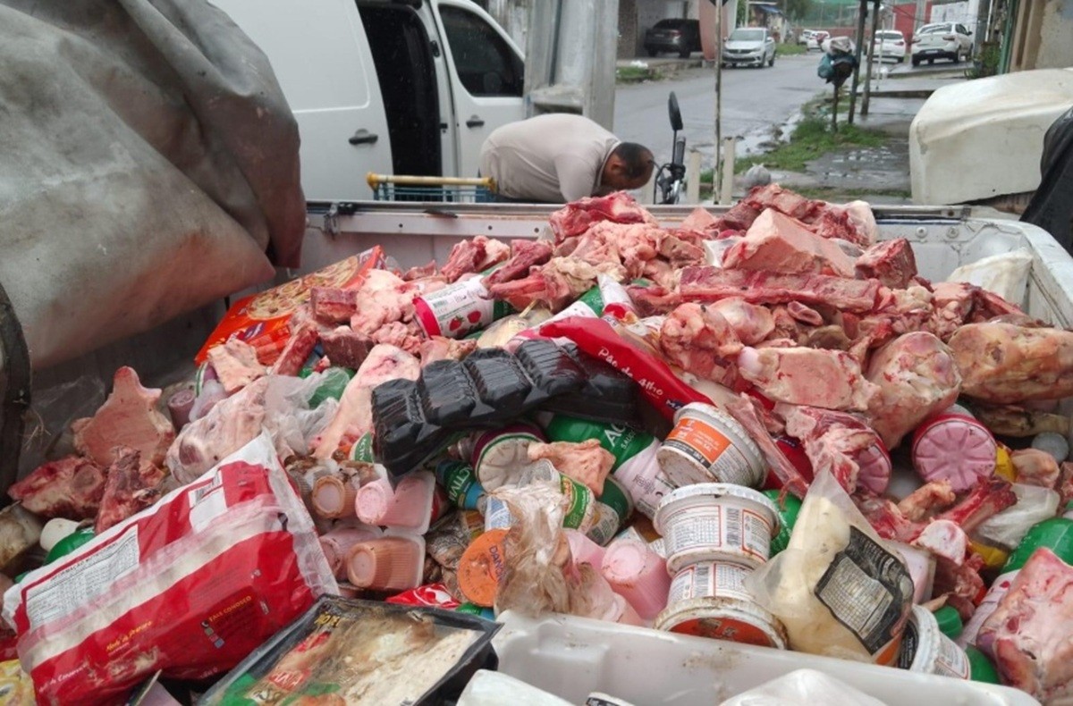 Queijo, presunto e pizza vencidos: mais de 800 kg de alimentos impróprios são apreendidos em Maceió