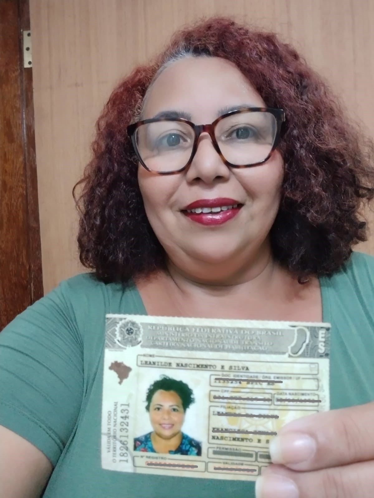 Sorrir em fotos para documentos é ou não é permitido? Confira as regras