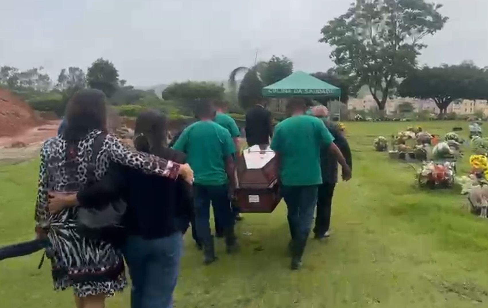 Familiares e amigos se despedem em Aracaju de policial morto por colega dentro de viatura em Alagoas 