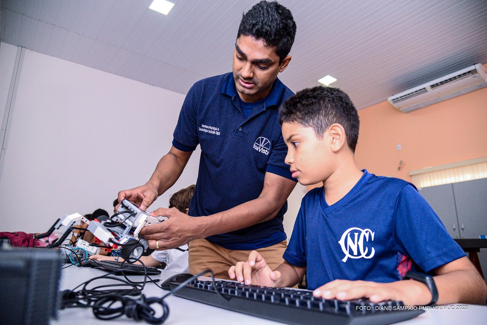 Curso de Robótica Educacional do Centro de Ciência, Tecnologia e Inovação — Foto: Semuc/Divulgação