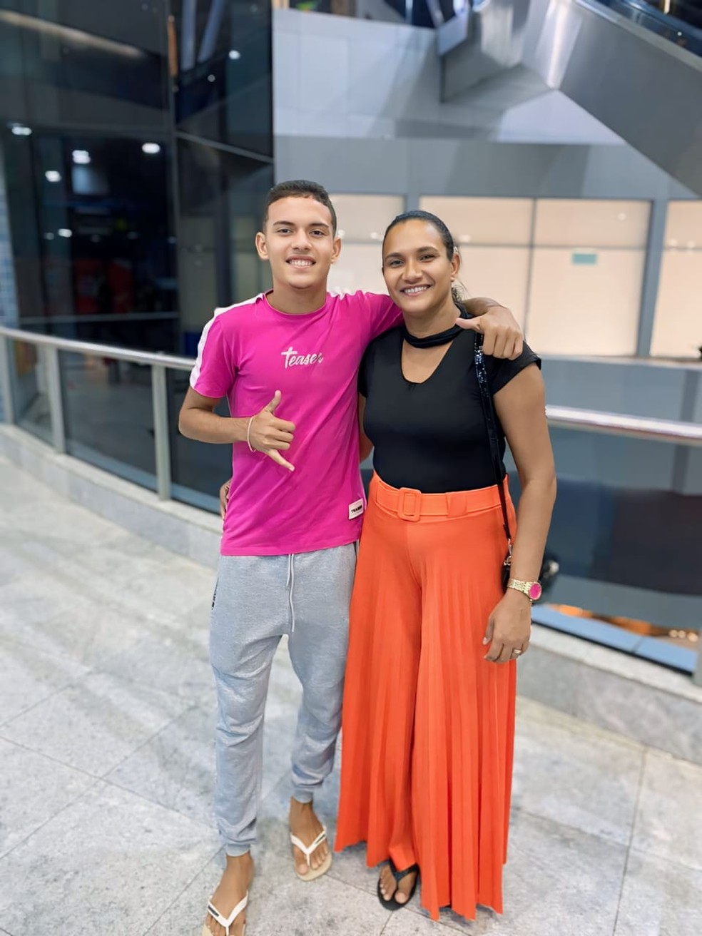 Thiago Oseas Tavares da Silva e a mãe Rosa Maria Vilas Boas da Silva, jovem foi morto no Acre — Foto: Arquivo pessoal
