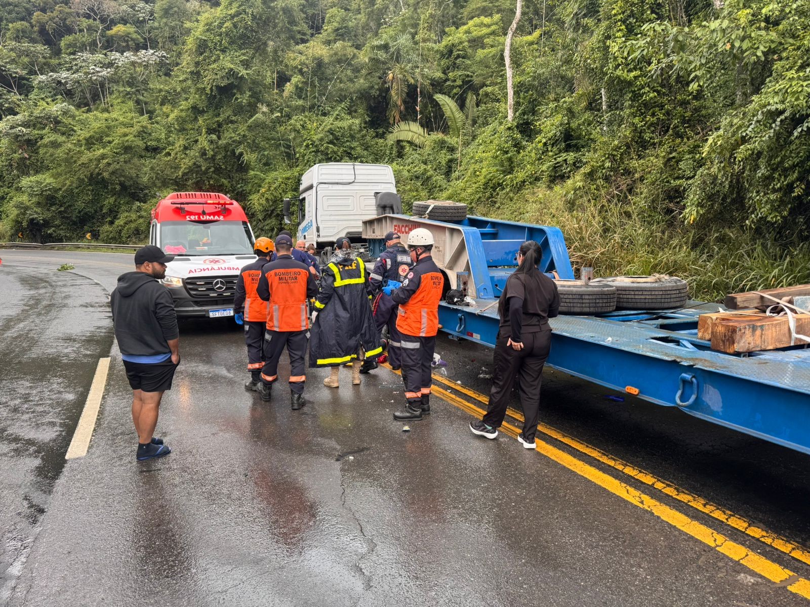Motociclista morre e passageira fica ferida após colisão com caminhão na BR-262, em Domingos Martins