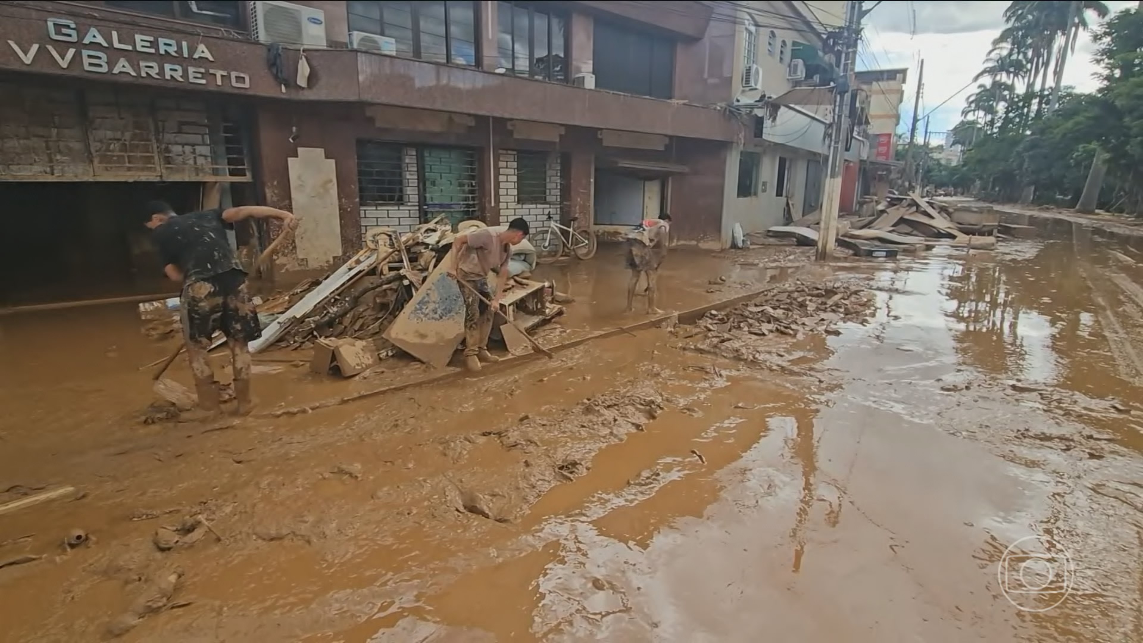 Em Ubá (MG), lojistas começam o trabalho de limpeza: ‘Tristeza'