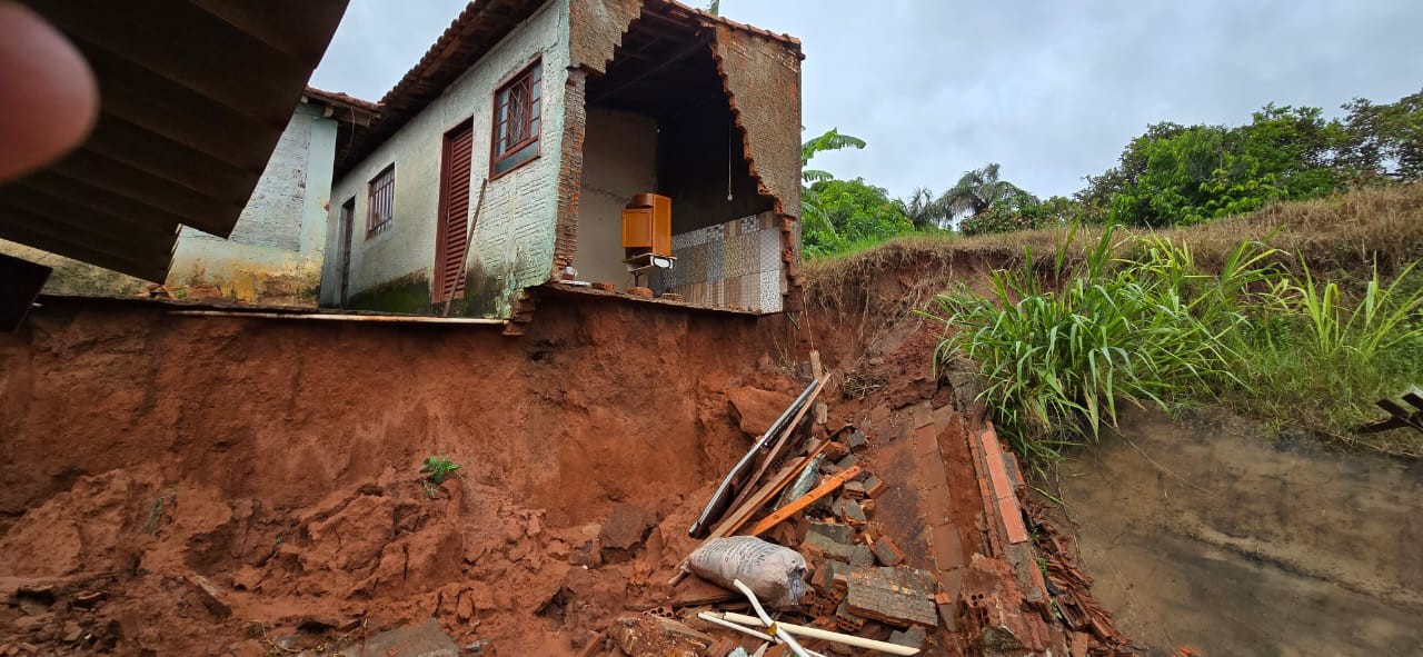 Desmoronamento derruba parede e deixa casa à beira de barranco durante chuva em Nova Granada