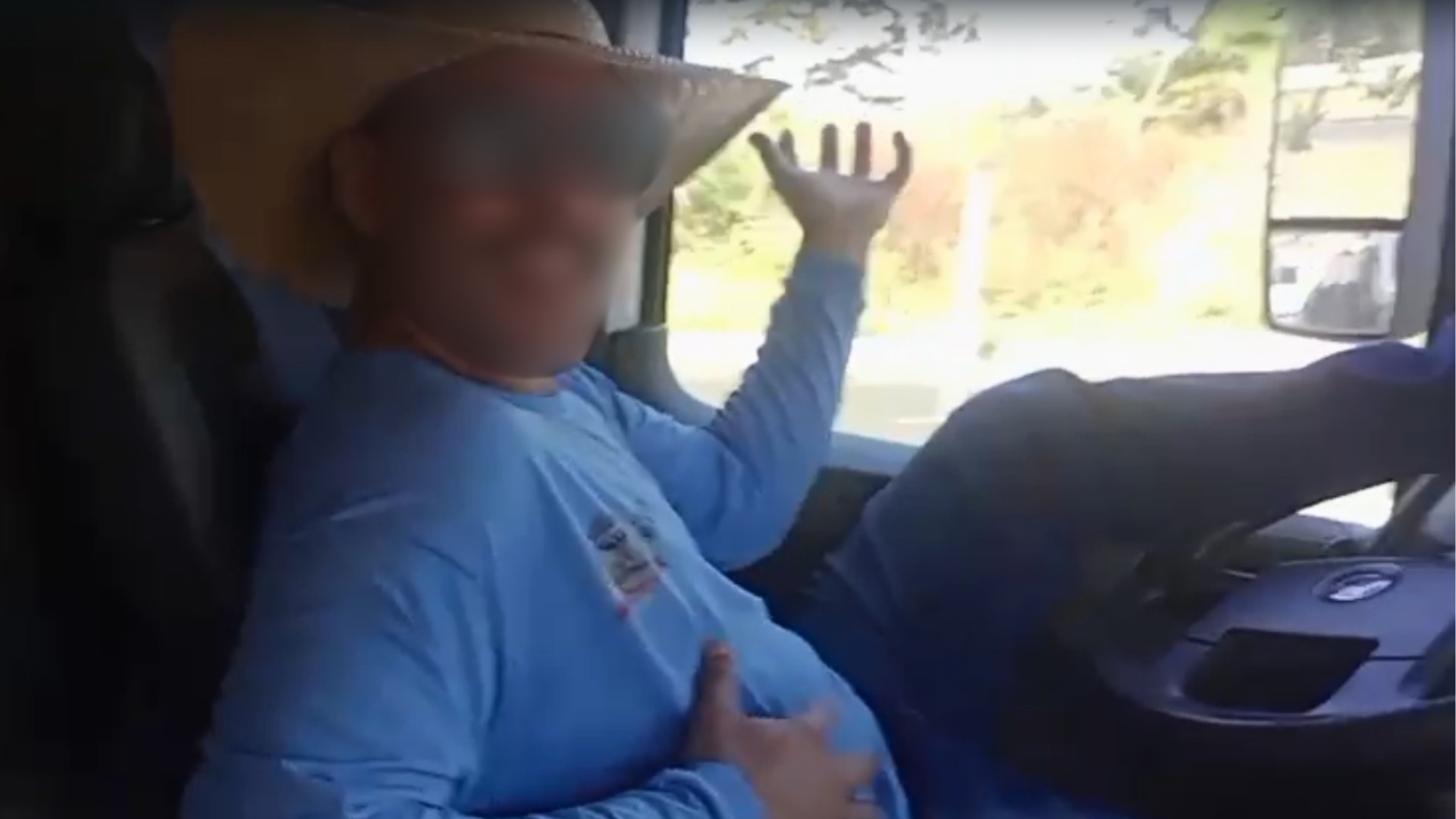 Funcionário de prefeitura é gravado dirigindo caminhão com o pé no volante e sem as mãos  