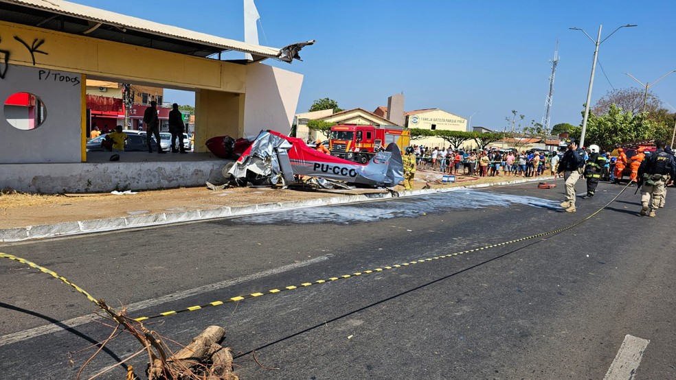 Avião cai e duas pessoas ficam feridas na Zona Sul de Teresina — Foto: Gil Oliveira/TV Clube
