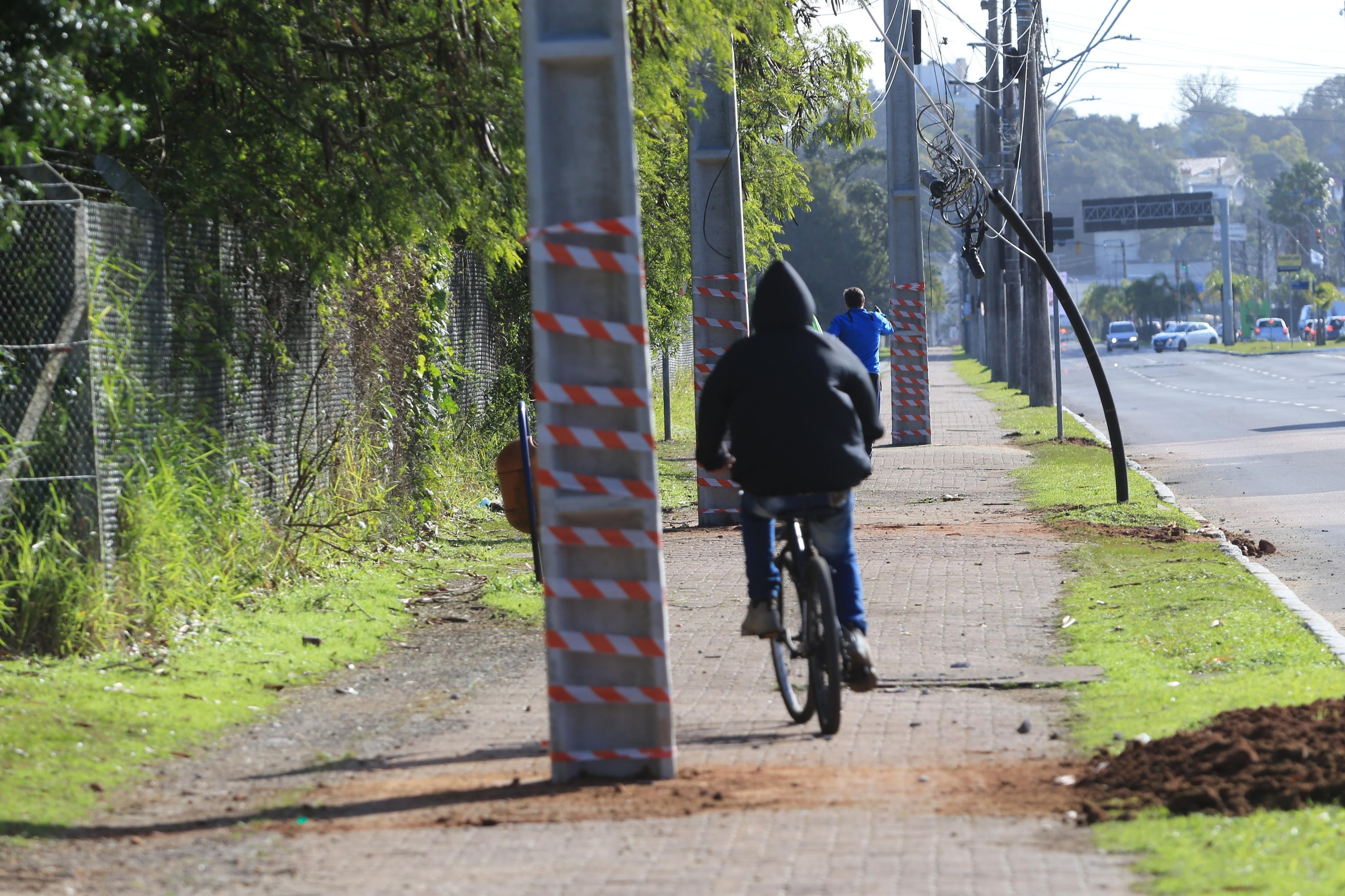 Postes da CEEE Equatorial são instalados no meio de ciclovia em Porto Alegre