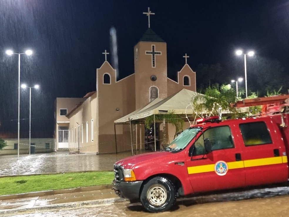 Vítimas foram socorridas pelos bombeiros e Samu — Foto: Corpo de Bombeiros/Divulgação