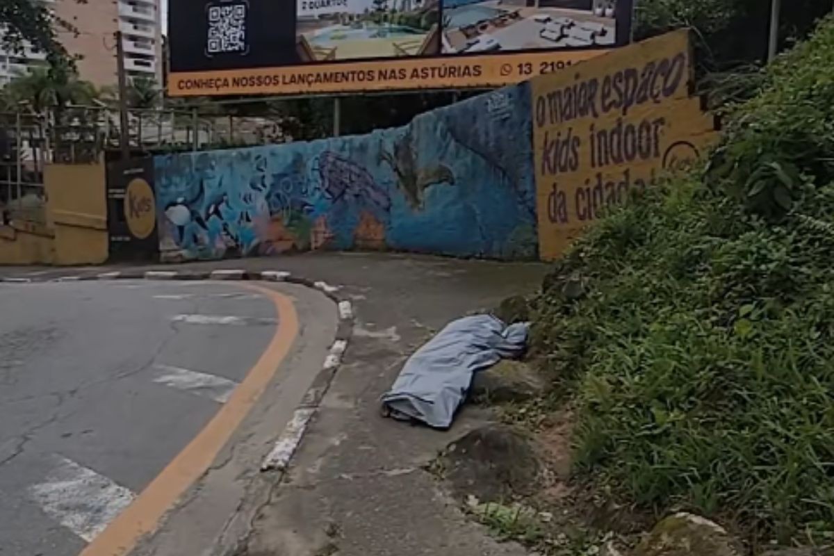 Corpo é encontrado em mata após moradores reclamarem de odor no litoral de SP