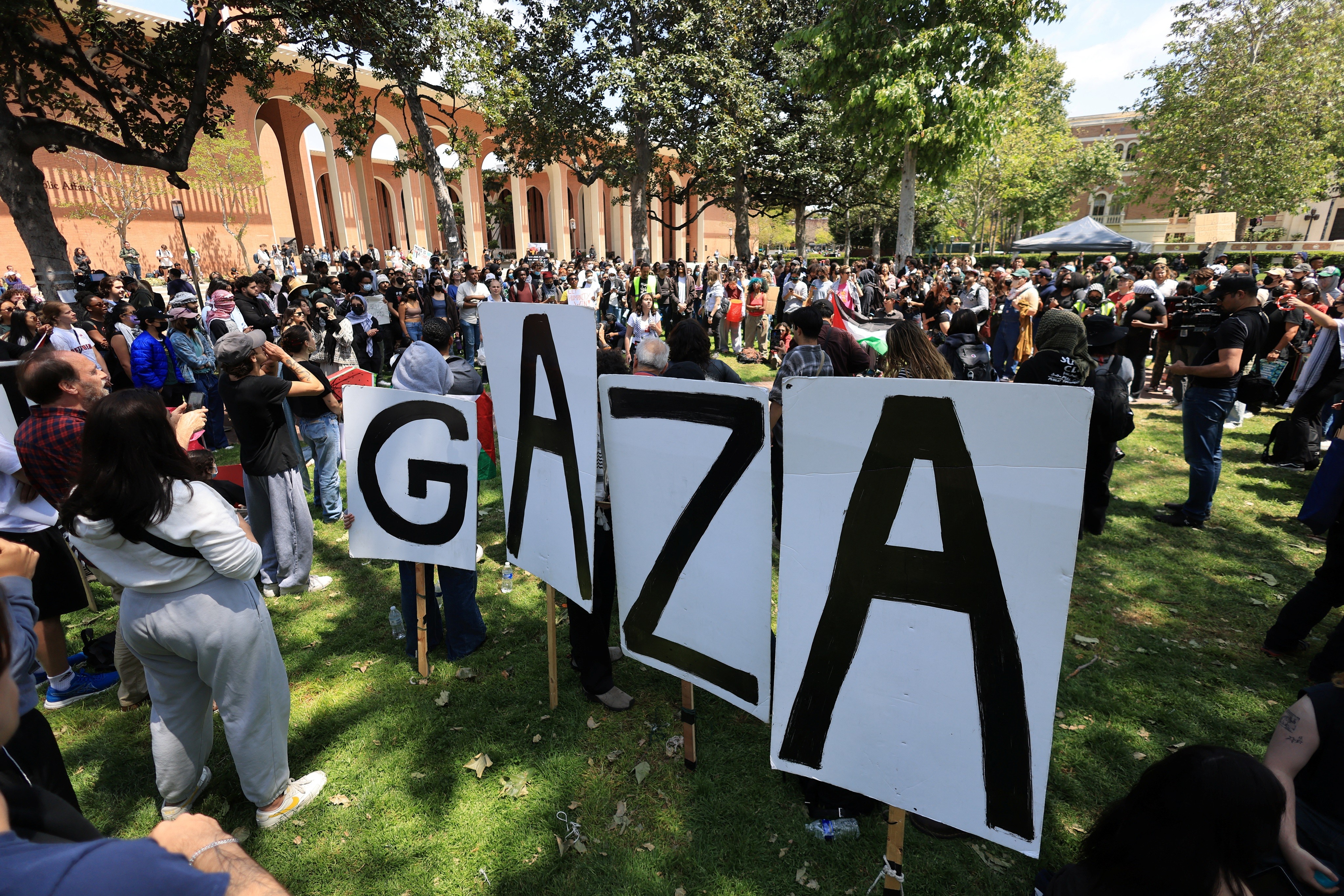 VÍDEO: Protesto pró-Palestina em universidade de Los Angeles tem confusão com a polícia e estudantes presos