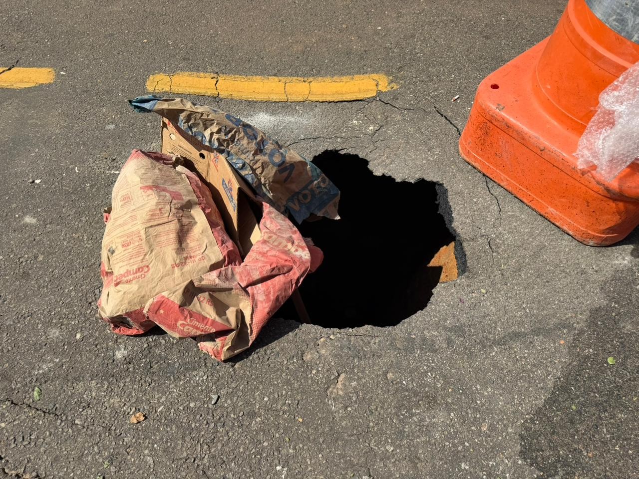 Buracos se abrem no asfalto da rua Halfeld, em Juiz de Fora; VÍDEO