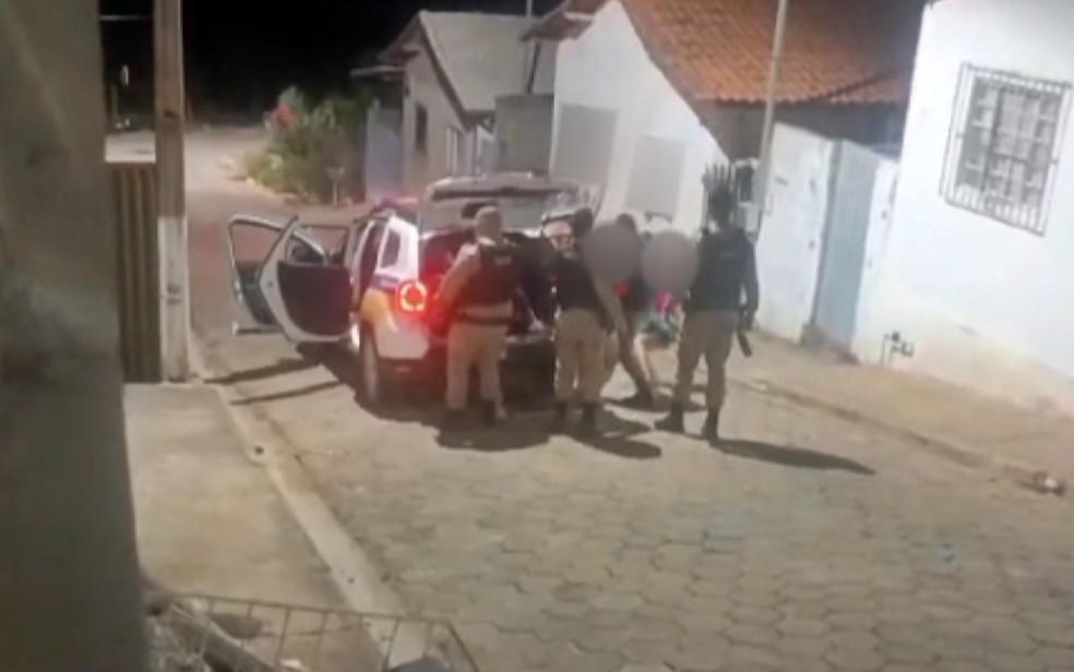 Policial Militar é flagrado chutando barriga de mulher grávida durante abordagem policial em MG — Foto: Reprodução EPTV