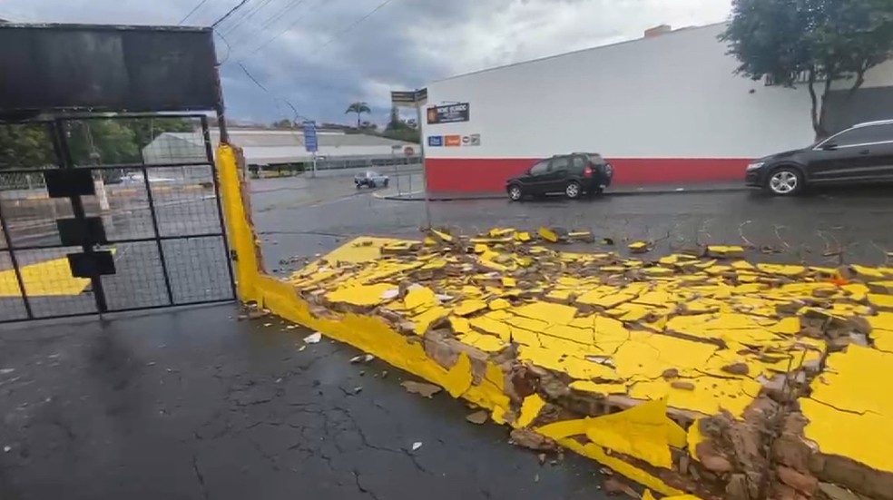 Muro no ch&atilde;o com a for&ccedil;a dos ventos de temporal em Ribeir&atilde;o Preto, SP &mdash; Foto: Reprodu&ccedil;&atilde;o/EPTV