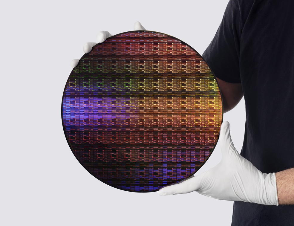 Wafer com protótipos de chips de 0,7 nanômetro da IBM — Foto: Divulgação/IBM