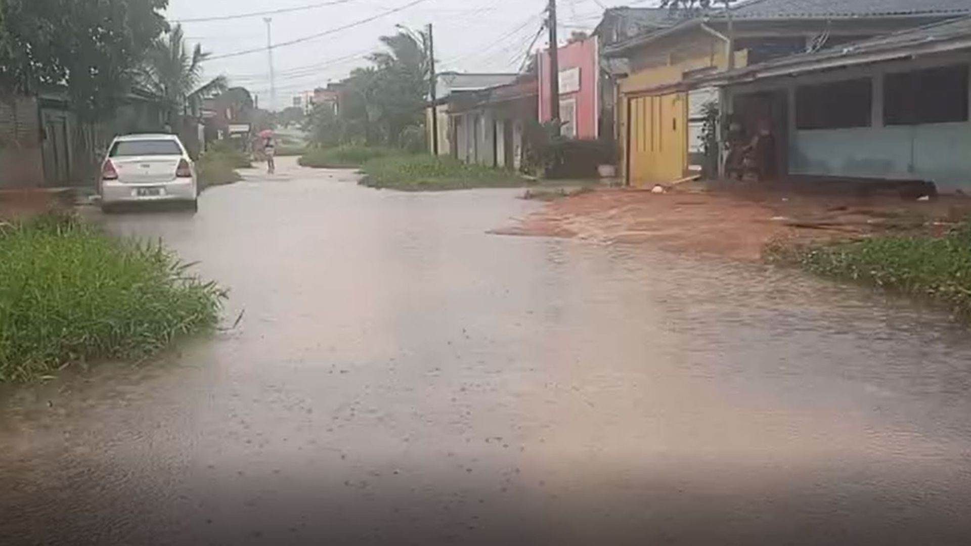 Fortes chuvas causam alagamentos e deixam Macapá em alerta laranja