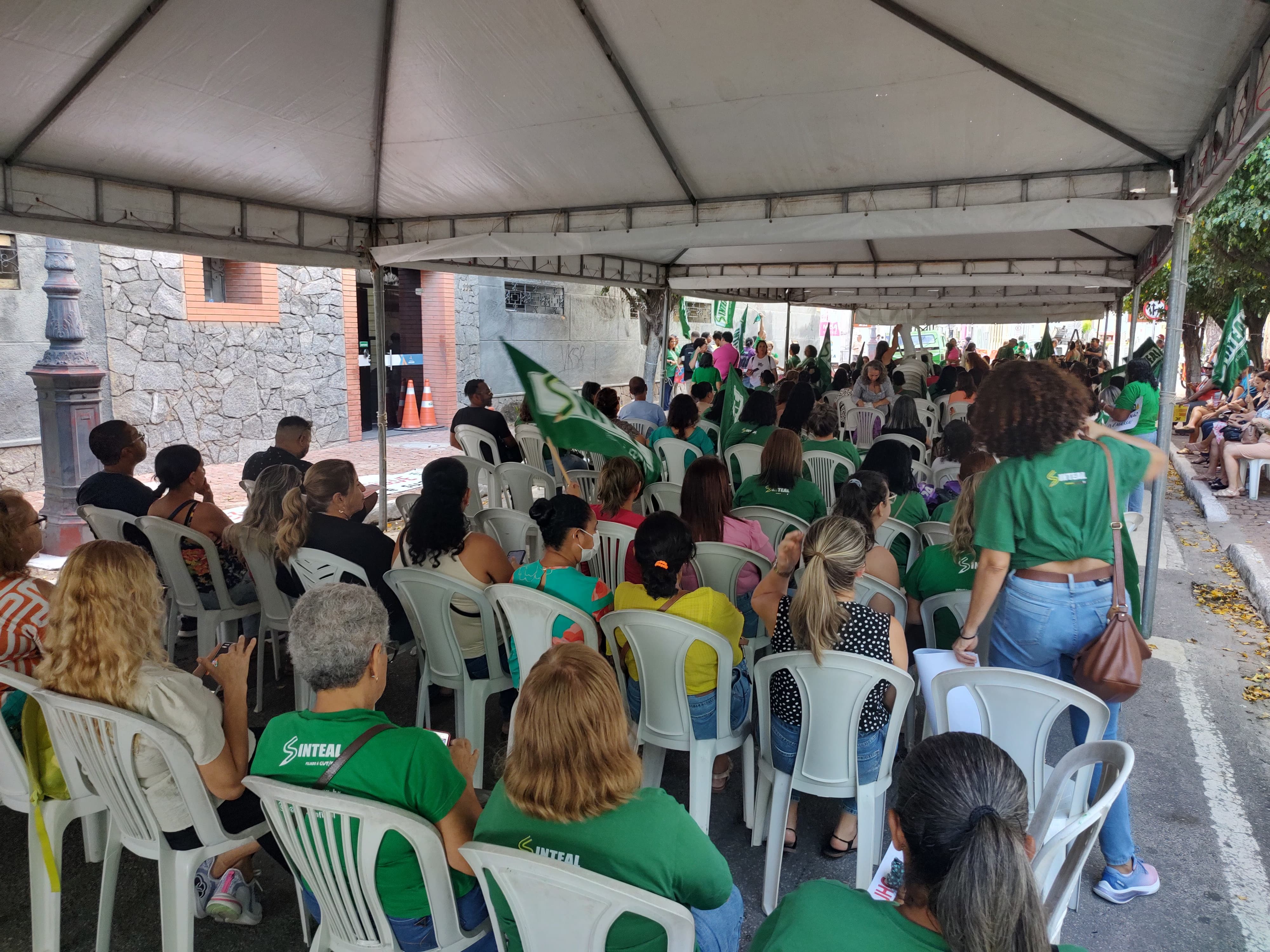 Em greve há 22 dias, servidores da Educação de Maceió ocupam rua da sede da prefeitura, no Jaraguá