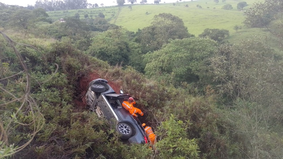 Motorista capota carro em rodovia de MG e aciona resgate após ficar preso com a família no veículo — Foto: Divulgação/Corpo de Bombeiros