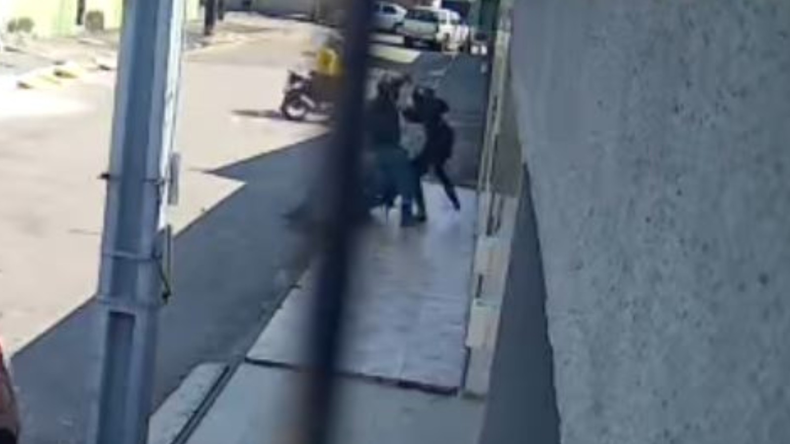 Dupla é presa após assalto a entregador em Fortaleza; vídeo