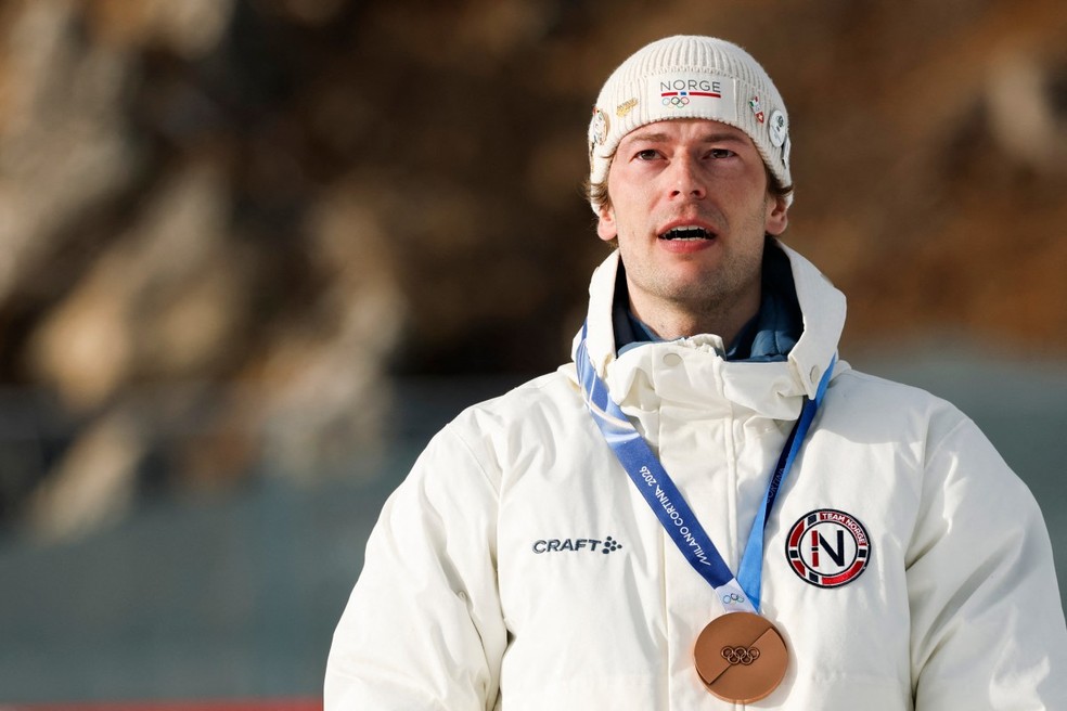 Sturla Holm Laegreid ganhou medalha de bronze nos Jogos Olímpicos de Inverno — Foto: ODD ANDERSEN / AFP