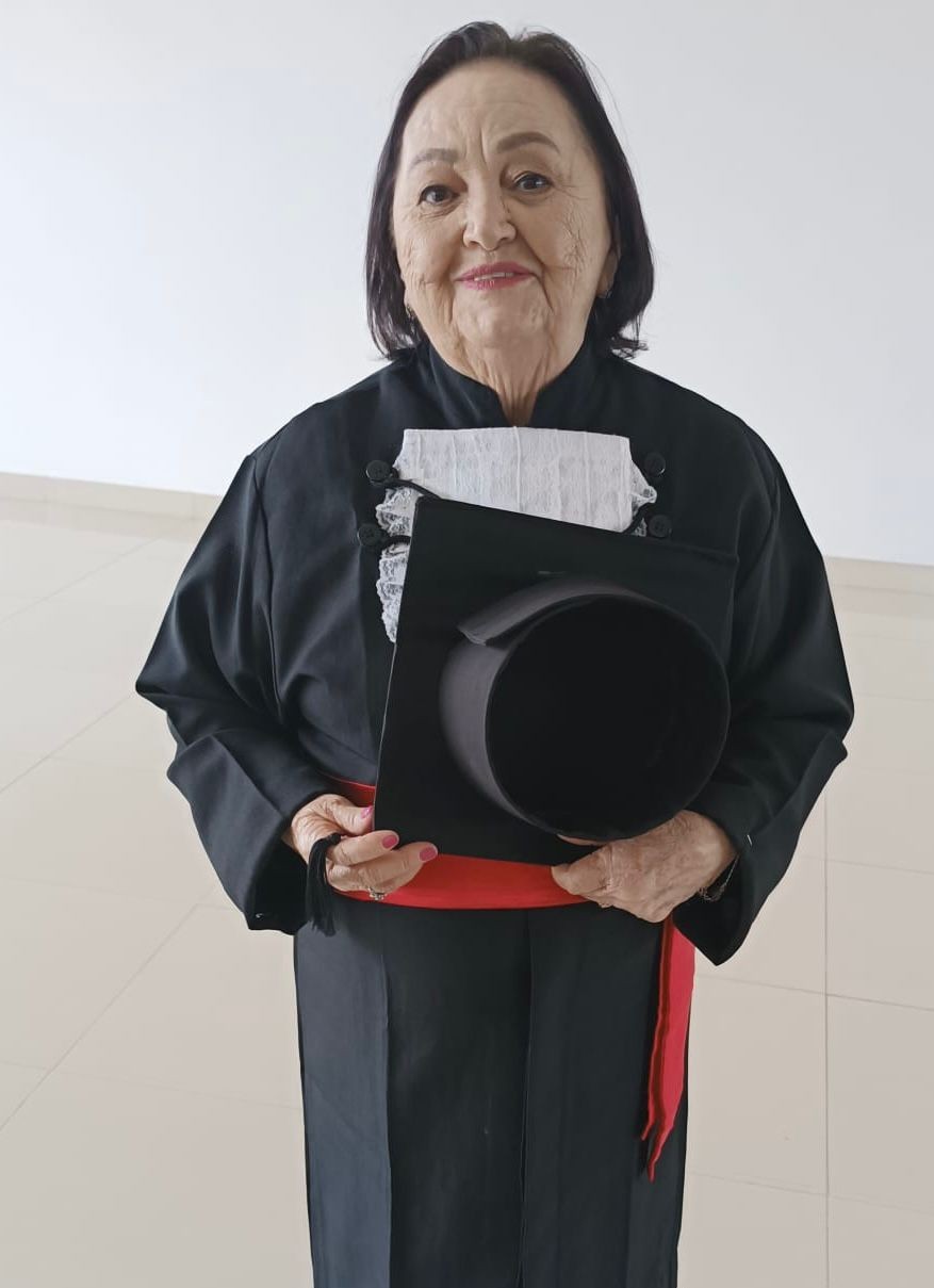 Dia dos Avós: com 12 netos e 3 bisnetas, idosa de 82 anos se forma em direito em PE