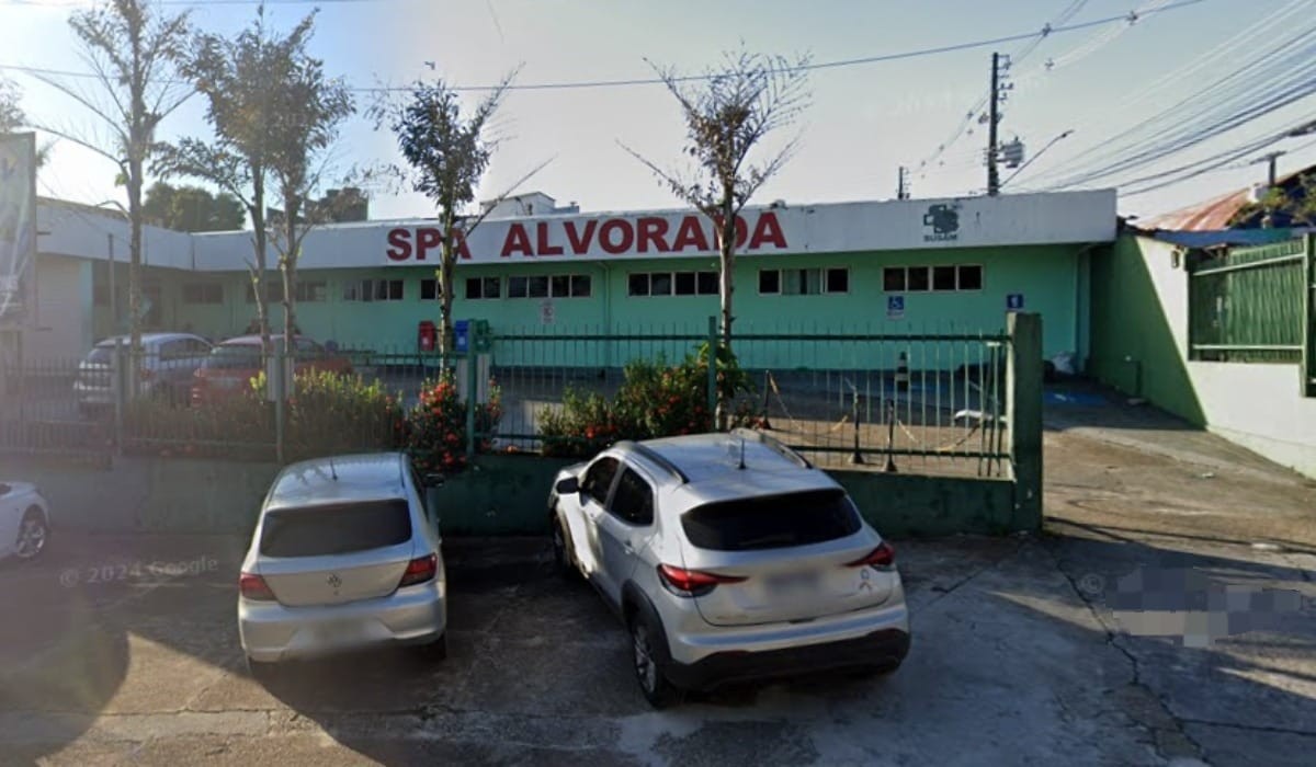 Homem agride vigilantes em pronto atendimento de Manaus; VÍDEO